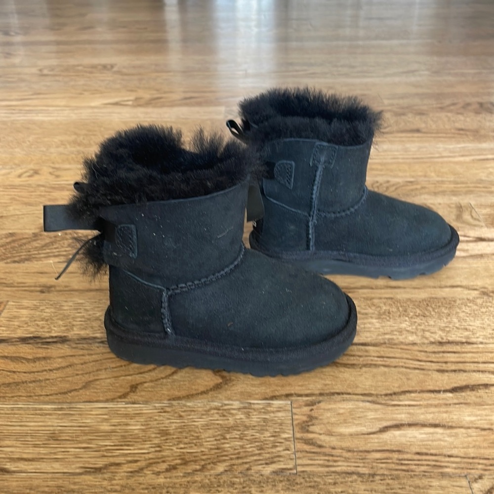 UGGS- Mini Bailey Bow in Black- Baby/toddler Size 7.  Like New.